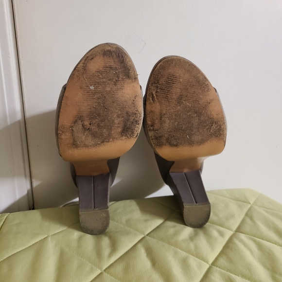 Saks Fifth Avenue Gray Mules Clogs Heels 8.5 - Picture 7 of 8